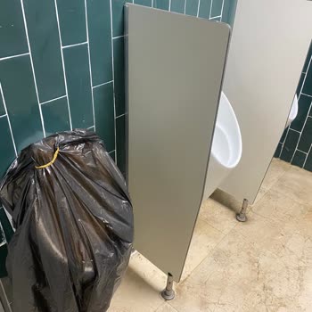 İstinye Migros’ta Hijyenik Olmayan Ve Depo Olarak Kullanılan WC İçin Tadilat Talebi