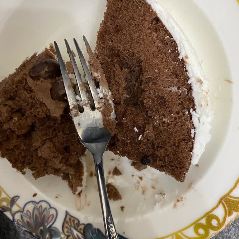 Ebrar Unlu Mamülleri'nden Sert Dış Katman Ve Kremsiz İç Dolgu İle Kalitesiz Doğum Günü Pastası