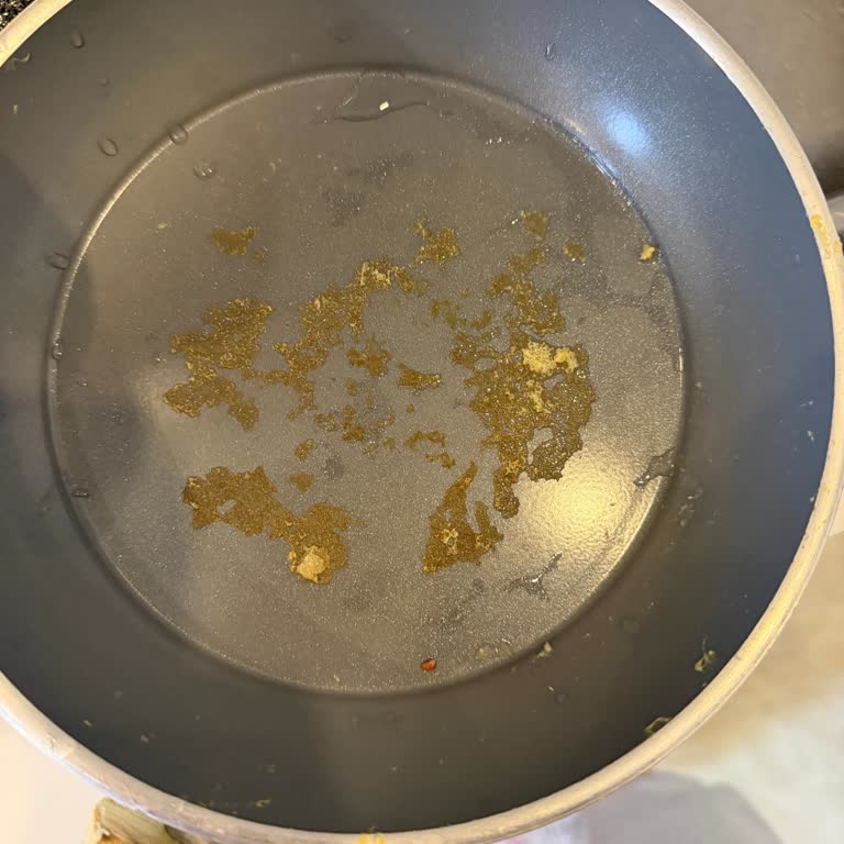 Karaca Swiss Crystal SAHAN’ın Yapışmaz Özelliği Kayıp Ve İade Teklifi Yerine Değişim Talebi