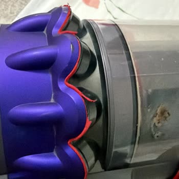 Dyson Gen5 Süpürgenin Siklon Bölgesi Çarpmaya Rağmen Çatladı Ve Ücretsiz Parça Değişimi Talebi