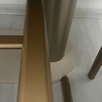 Kurulum Hâlâ Yapılmayan Yatak Odası Ve Yemek Takımındaki Eksik Ve Yanlış Parçalar