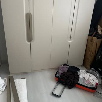 Kurulum Hâlâ Yapılmayan Yatak Odası Ve Yemek Takımındaki Eksik Ve Yanlış Parçalar