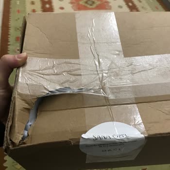 Açılmış Ve Kirlenmiş İç Çamaşırı Paketi Hijyen Ve Güvenlik Endişesi