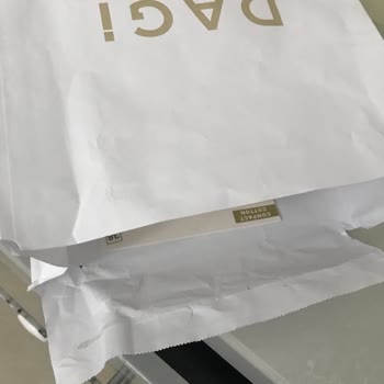 Açılmış Ve Kirlenmiş İç Çamaşırı Paketi Hijyen Ve Güvenlik Endişesi