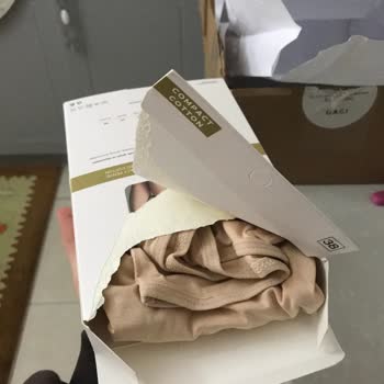 Açılmış Ve Kirlenmiş İç Çamaşırı Paketi Hijyen Ve Güvenlik Endişesi