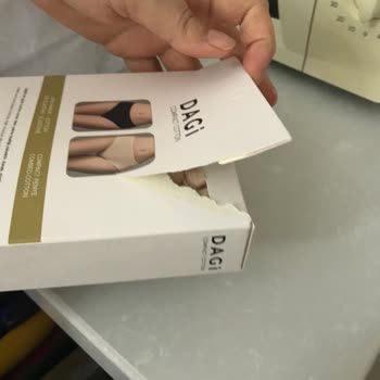 Açılmış Ve Kirlenmiş İç Çamaşırı Paketi Hijyen Ve Güvenlik Endişesi