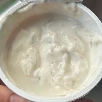 Son Tüketim Tarihi Geçmemiş Quark Ürününün Yoğun Koku Ve Anormal Sulanması