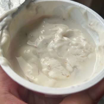 Son Tüketim Tarihi Geçmemiş Quark Ürününün Yoğun Koku Ve Anormal Sulanması