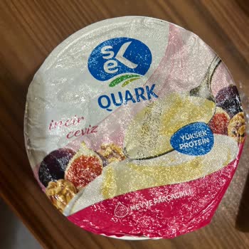 Son Tüketim Tarihi Geçmemiş Quark Ürününün Yoğun Koku Ve Anormal Sulanması