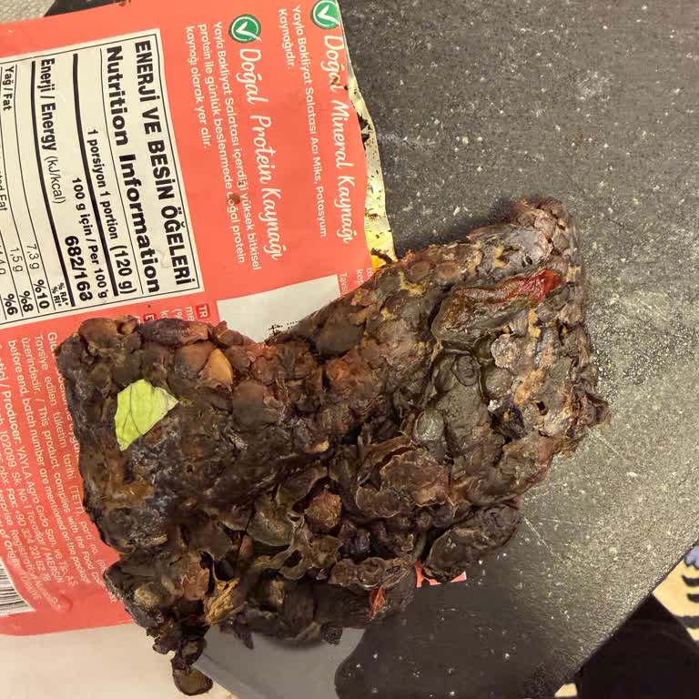 Yayla Hazır Salatası İçindeki Malzemeler Kaynaşmış Ve Siyah Renk Almış: Gıda Güvenliği Endişesi