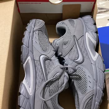 Ayakkabı Paketi Özensiz, Etiketi Kopmuş Ve Üst Kısmı Yırtık Şekilde Gönderildi