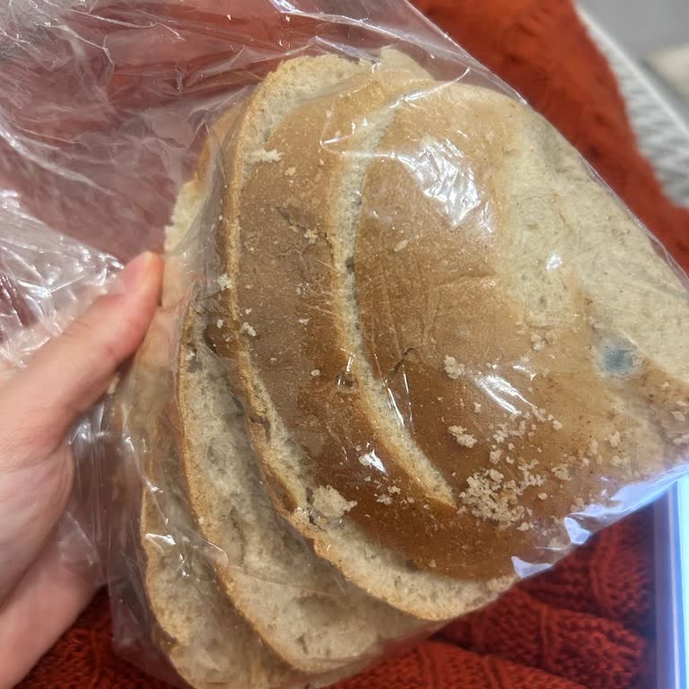 Küflü Ekmek Ve Geçmemiş Son Tüketim Tarihi