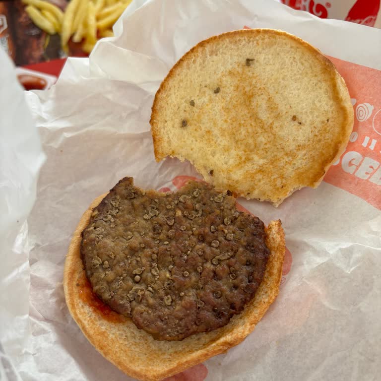 Burger King Şubesinde Çocuk Menüsü Köftesi Kötü Koku Ve Tatlı, Hijyen Endişesi