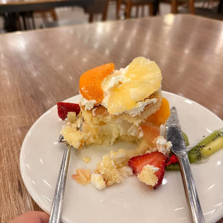 Bayat Pastalar Ve Saygısız Garson Tavrı