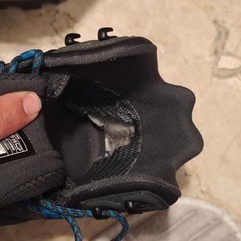 FLO Mağazasında Bot İç Tabanı Yırtıldı, Değişim Talebi Reddedildi