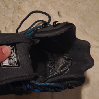 FLO Mağazasında Bot İç Tabanı Yırtıldı, Değişim Talebi Reddedildi