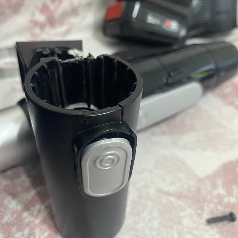 Bosch Unlimited 7 Dik Süpürge Bağlantı Parçasının Kırılması Ücretsiz Değiştirilmelidir