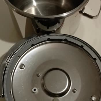 Korkmaz Düdüklü Tencerede Kapak Sızıntısı Ve Tehlikeli Buhar Fışkırması