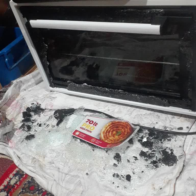 Simfer Fırının Ön Camı Çalışmayan Halde Patladı, Ücretsiz Değişim Talebi