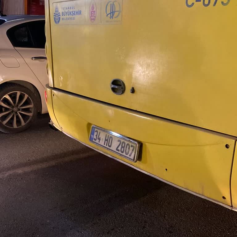 İBB Otobüs Şoförünün Yolcuyu Alaya Alması Ve Hakaret Etmesi