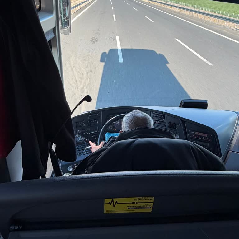 Kamil Koç Otobüsünde Şoförün Sigara İçmesi Sağlık Ve Güvenlik Endişesi Yarattı