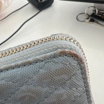 Guess Mavi Cüzdan Derisinde Hızlı Renk Atması Ve Soyulma