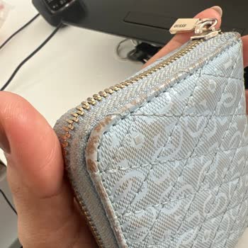 Guess Mavi Cüzdan Derisinde Hızlı Renk Atması Ve Soyulma