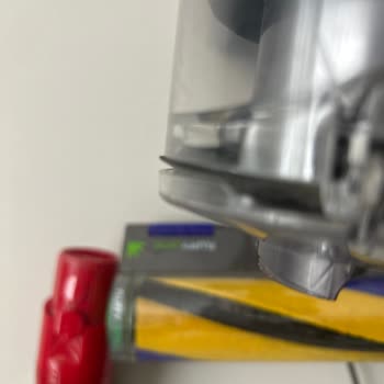 Dyson V12 Detect Slim Toz Haznesi Oturmuyor Ve Toz Sızdırıyor, Garanti Dışı Arıza