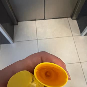 Mustela Sun Stick Mekanizması Arızalı, Krem Dökülerek Kullanılamaz