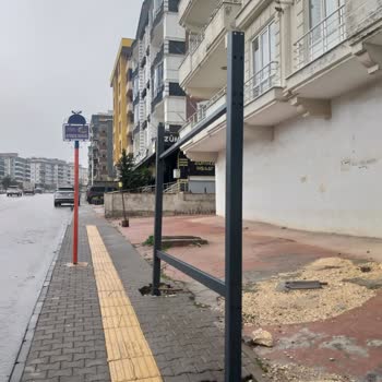 Yeşilvadi Bulvarı'nda Tamamlanmamış Otobüs Durağı Vatandaşları Yağmurda Bırakıyor