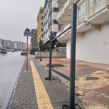 Yeşilvadi Bulvarı'nda Tamamlanmamış Otobüs Durağı Vatandaşları Yağmurda Bırakıyor