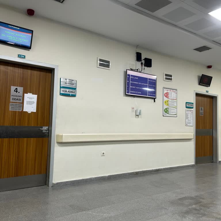 Pursaklar Devlet Hastanesi Acil Servisinde Doktorların Boş Odalarında Hasta Çağrılmaması
