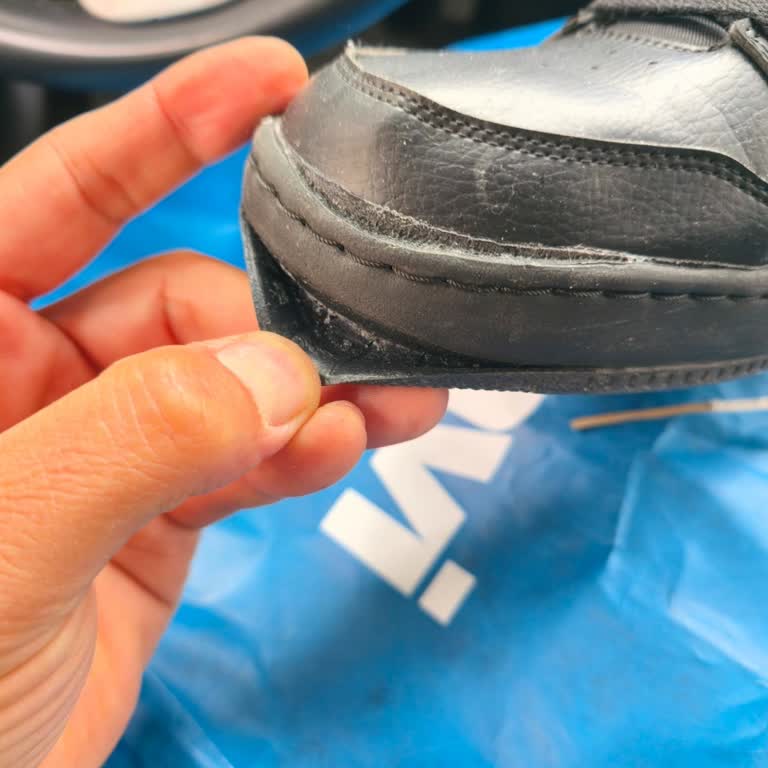 Ayıplı Skechers Ayakkabısının Tabanı Yırtıldı Ve Personel Saygısız Davrandı