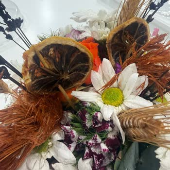 Çiçek Sepeti Siparişinde Yağmurda Islanan Solmuş Çiçek Ve Görsel Arasındaki Çarpıcı Fark