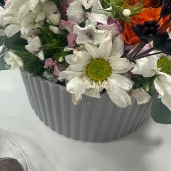 Çiçek Sepeti Siparişinde Yağmurda Islanan Solmuş Çiçek Ve Görsel Arasındaki Çarpıcı Fark