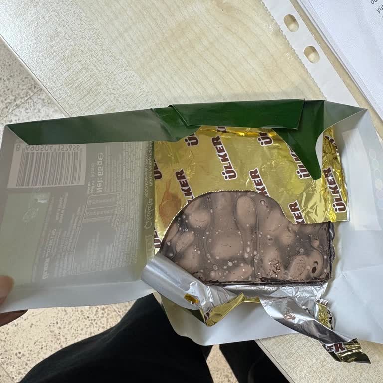 Sağlık Endişesi Yaratan Mat Ve Buzlu Ülker Bütün Antep Fıstıklı Bitter Çikolata