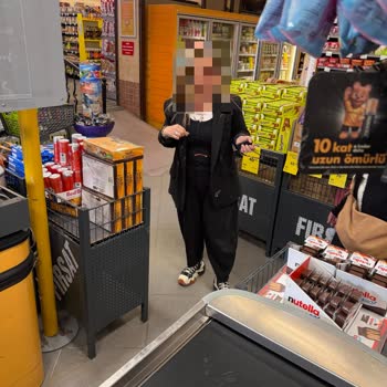 Patlamış Domestos Kıyafetlerimi Mahvetti, Şirket Çalışandan Tazminat Kesmek İstiyor