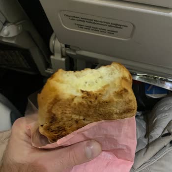 Uçakta Bayat İkram Ve İlgisiz Şikayet Yanıtı