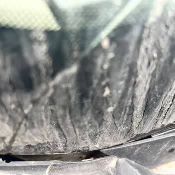 Ford Transit Ön Camı Kendi Kendine Çatladı, Ücretsiz Değişim Talebi