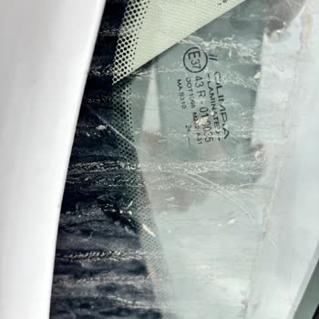Ford Transit Ön Camı Kendi Kendine Çatladı, Ücretsiz Değişim Talebi