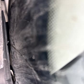 Ford Transit Ön Camı Kendi Kendine Çatladı, Ücretsiz Değişim Talebi