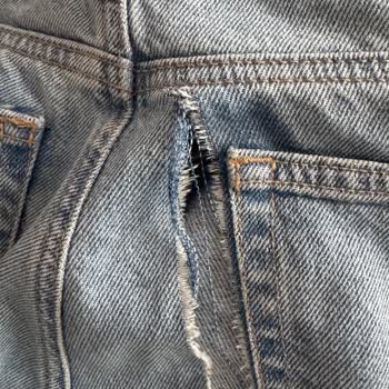 Mavi Jean Pantolonlarında Sürekli Yırtılma Ve Mahcubiyet