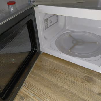 Garanti Kapsamındaki Mikrodalga Gövdesi Değişmedi Ve Boya Sorunu Çözülmedi