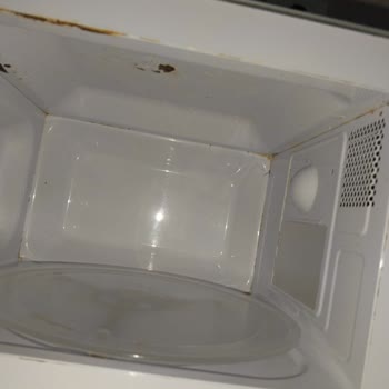 Garanti Kapsamındaki Mikrodalga Gövdesi Değişmedi Ve Boya Sorunu Çözülmedi