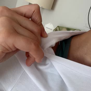 Yaka Dikiş Hatası Nedeniyle Mavi Ürünün Değişim Ve Ücretsiz Kargo Talebi