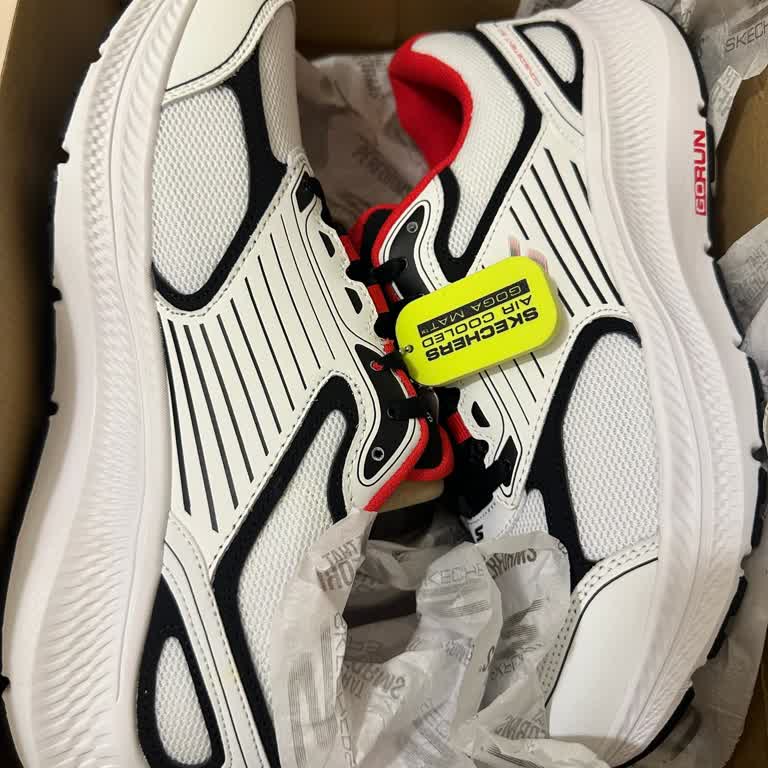 Mavi Renk Görünmesine Rağmen Beyaz Ayakkabı Gönderildi