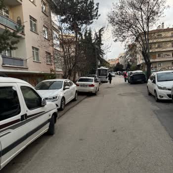Kaldırımlarda Araç Parkı Çocuk Güvenliğini Tehlikeye Atıyor