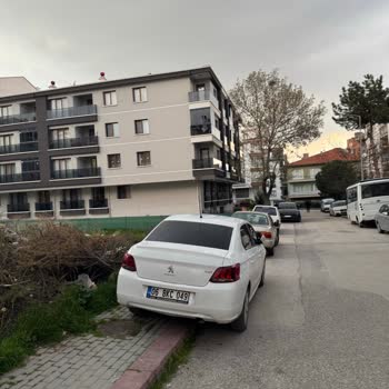 Kaldırımlarda Araç Parkı Çocuk Güvenliğini Tehlikeye Atıyor