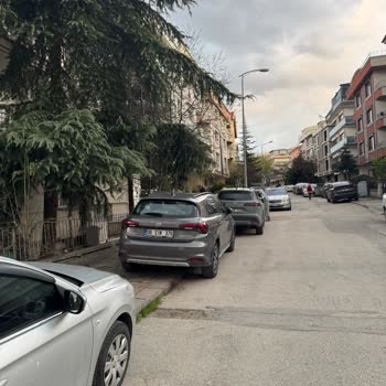 Kaldırımlarda Araç Parkı Çocuk Güvenliğini Tehlikeye Atıyor