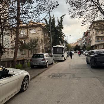 Kaldırımlarda Araç Parkı Çocuk Güvenliğini Tehlikeye Atıyor